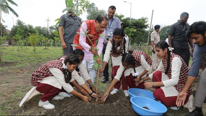 CM शिवराज ने आजादी सेटेलाइट की प्रोग्रामिंग से जुड़ी भोपाल की बालिकाओं के साथ किया पौध-रोपण